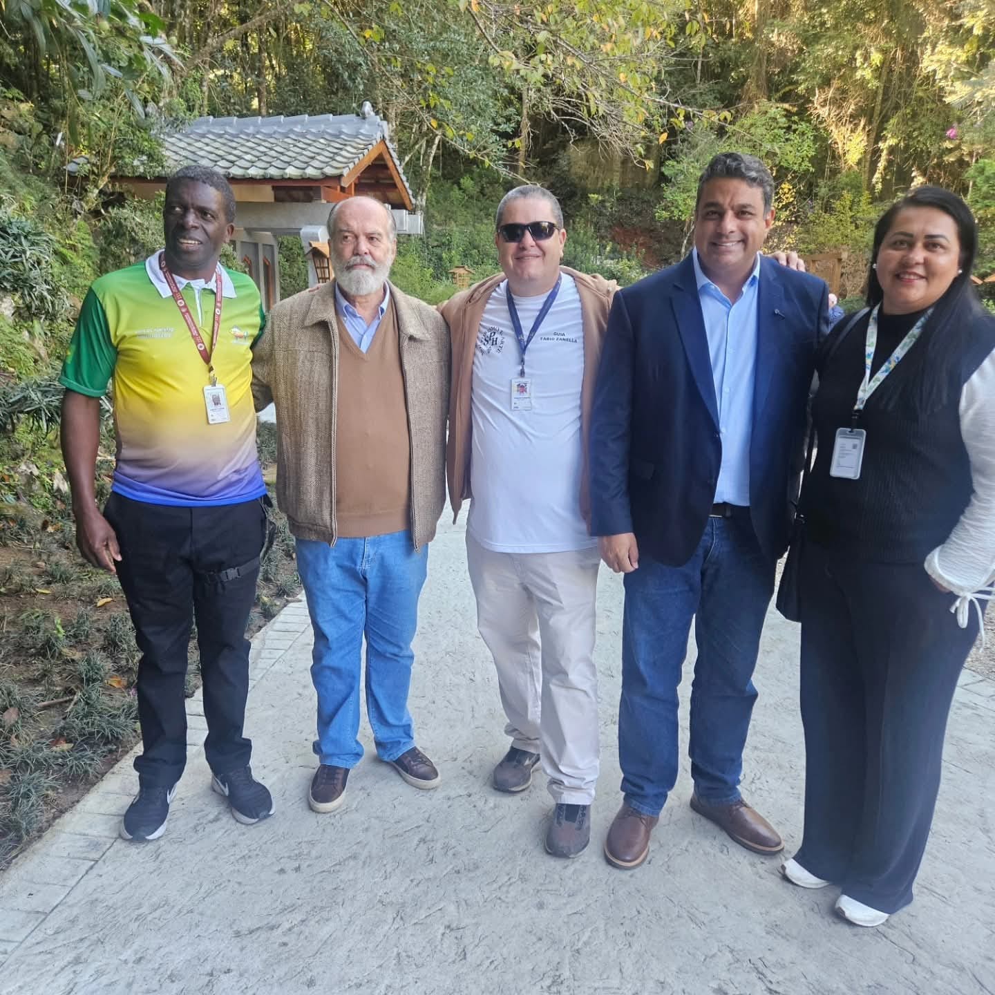 Guia Paulo Rogério com autoridades da cidade em evento de turismo