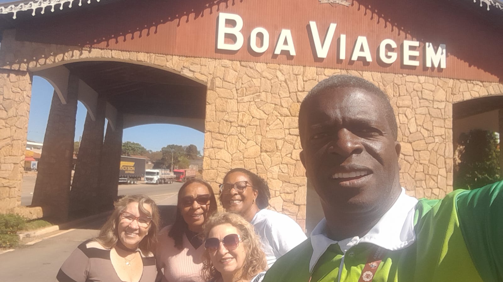 Guia Paulo Rogério com grupo de turistas no portal de entrada de Poços de Caldas