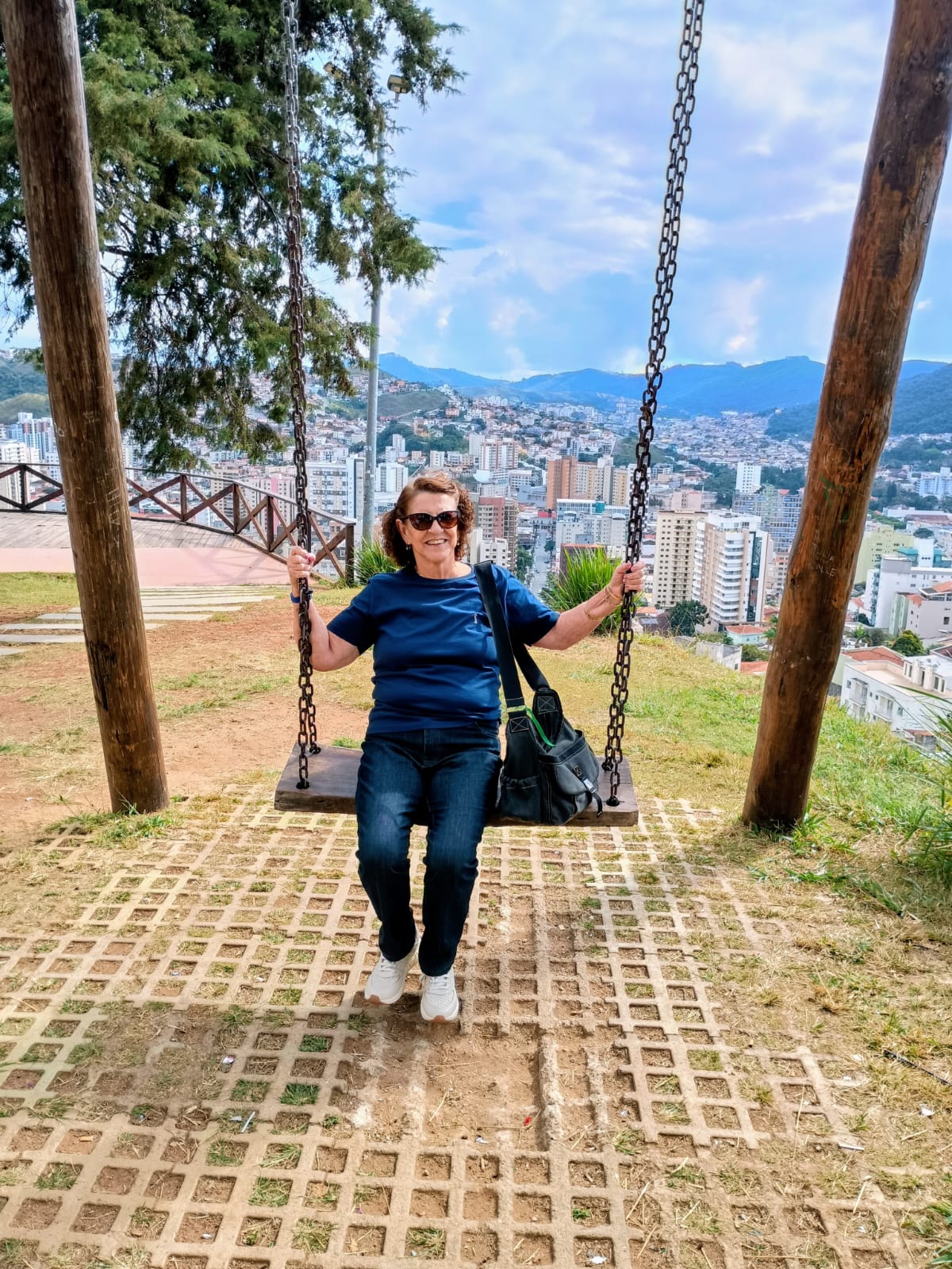 Dona Maria José no balanço com vista panorâmica